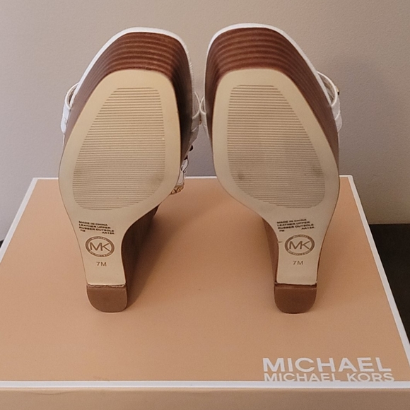 New in box Michael Kors Alexis Wedge - Picture 4 of 4